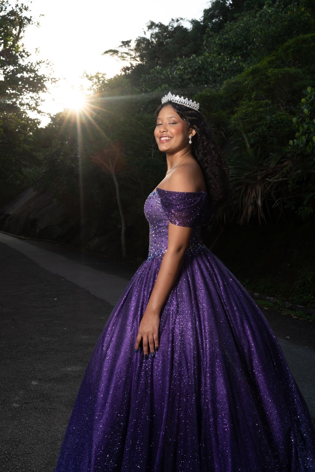 Larissa de vestido roxo, com o sol ao fundo